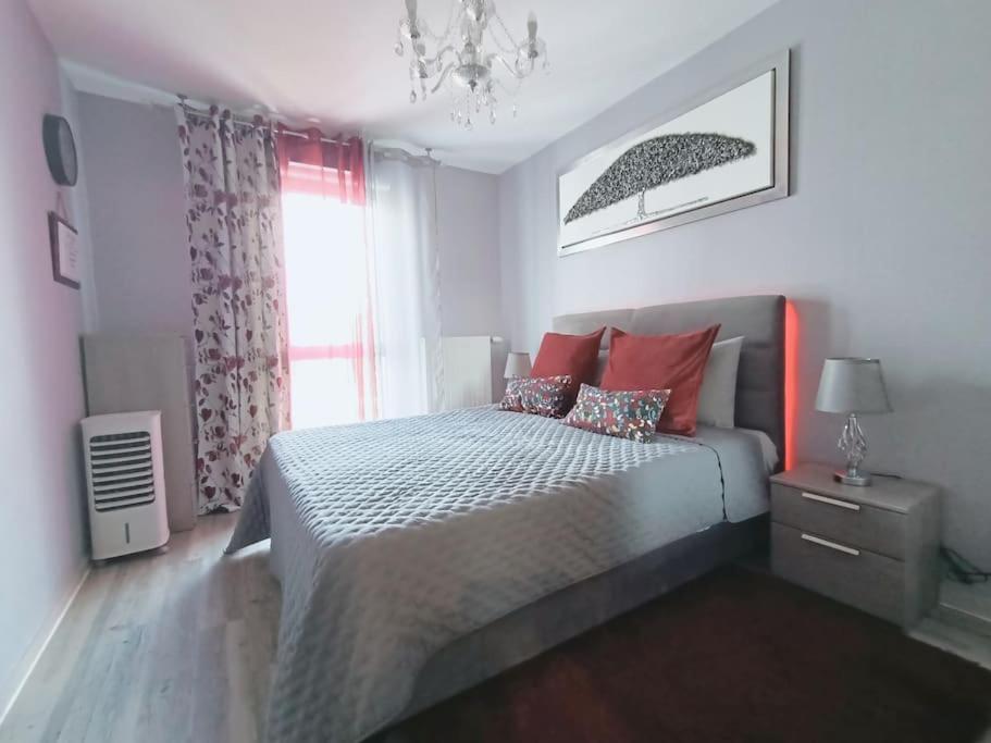 Appartement 4 Pieces - La Rose Des Yvelines - Classe 3 Etoiles トラップ エクステリア 写真